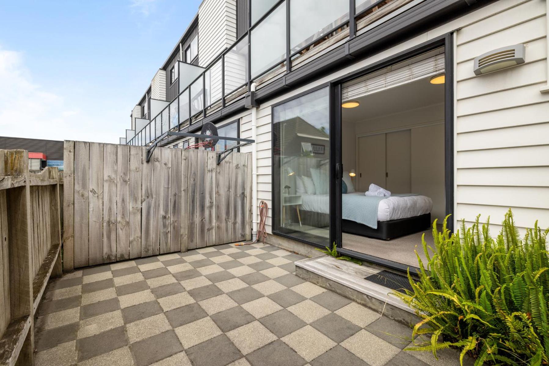 Centrally Located- Modern Sunny Townhouse Mount Maunganui Exteriör bild